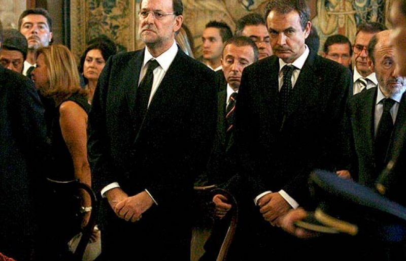 Zapatero y Rajoy visitan la capilla ardiente de los guardias civiles asesinados en Mallorca