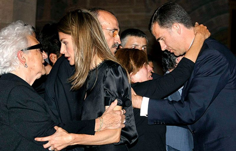 Los Príncipes de Asturias asisten al funeral de los dos guardias civiles asesinados por ETA