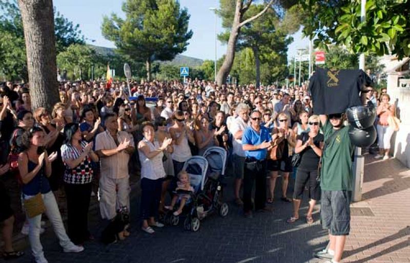 Miles de personas se concentran en Palmanova para condenar el atentado