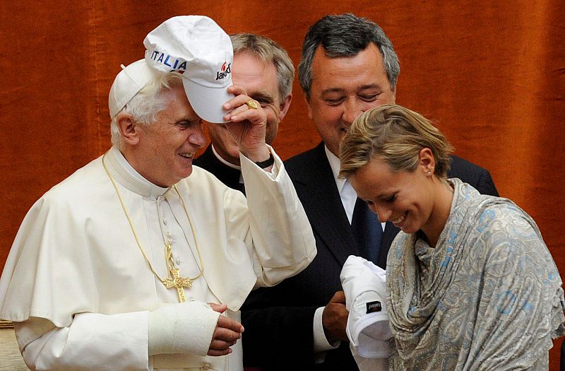 El Papa dice a los nadadores que sus sacrificios son ejemplo para los jóvenes