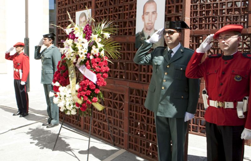 El Parlamento Vasco rinde homenaje a las dos últimas víctimas de ETA