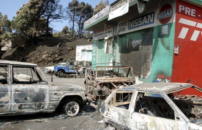 El Gobierno de Canarias da por controlado el fuego en la isla de La Palma que se inició hace cinco días