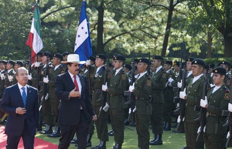 Zelaya insiste en que su vuelta al poder es "una condición 'sine qua non' para la paz en Honduras"
