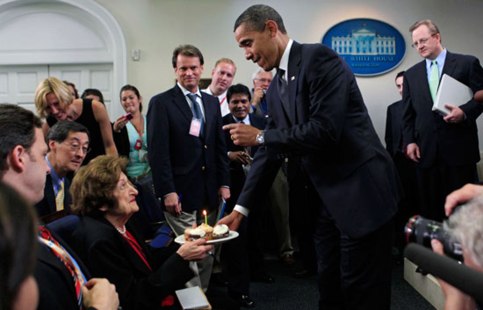 Barack Obama felicita a la periodista Helen Thomas por su 89 cumpleaños | Ver