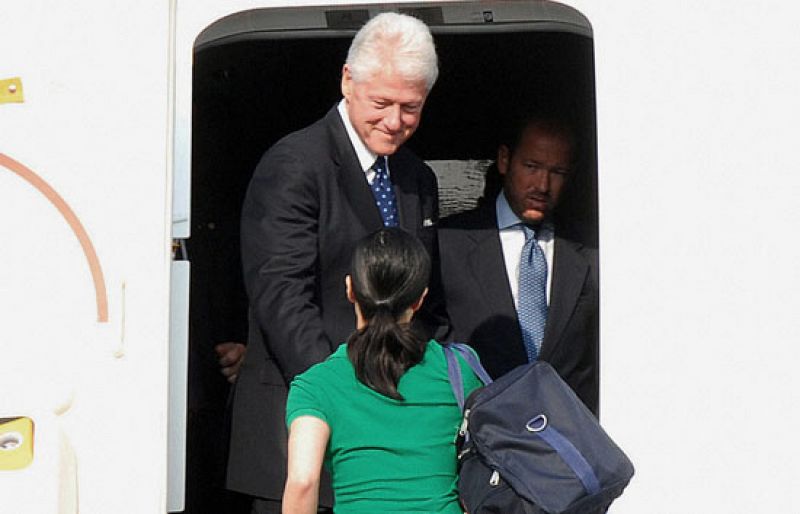Bill Clinton regresa a casa con las dos periodistas liberadas