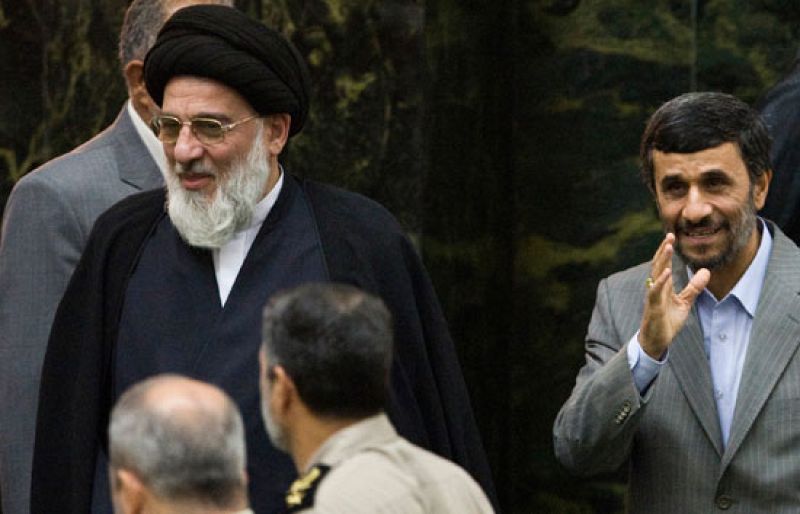 La policía carga contra los manifestantes opositores durante la jura de Ahmadineyad como presidente