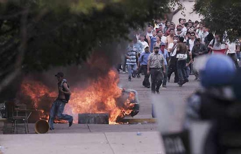 La Policía hondureña dispersa con gases una manifestación de estudiantes pro-Zelaya
