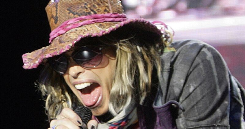 Hospitalizan al cantante de Aerosmith tras una caída