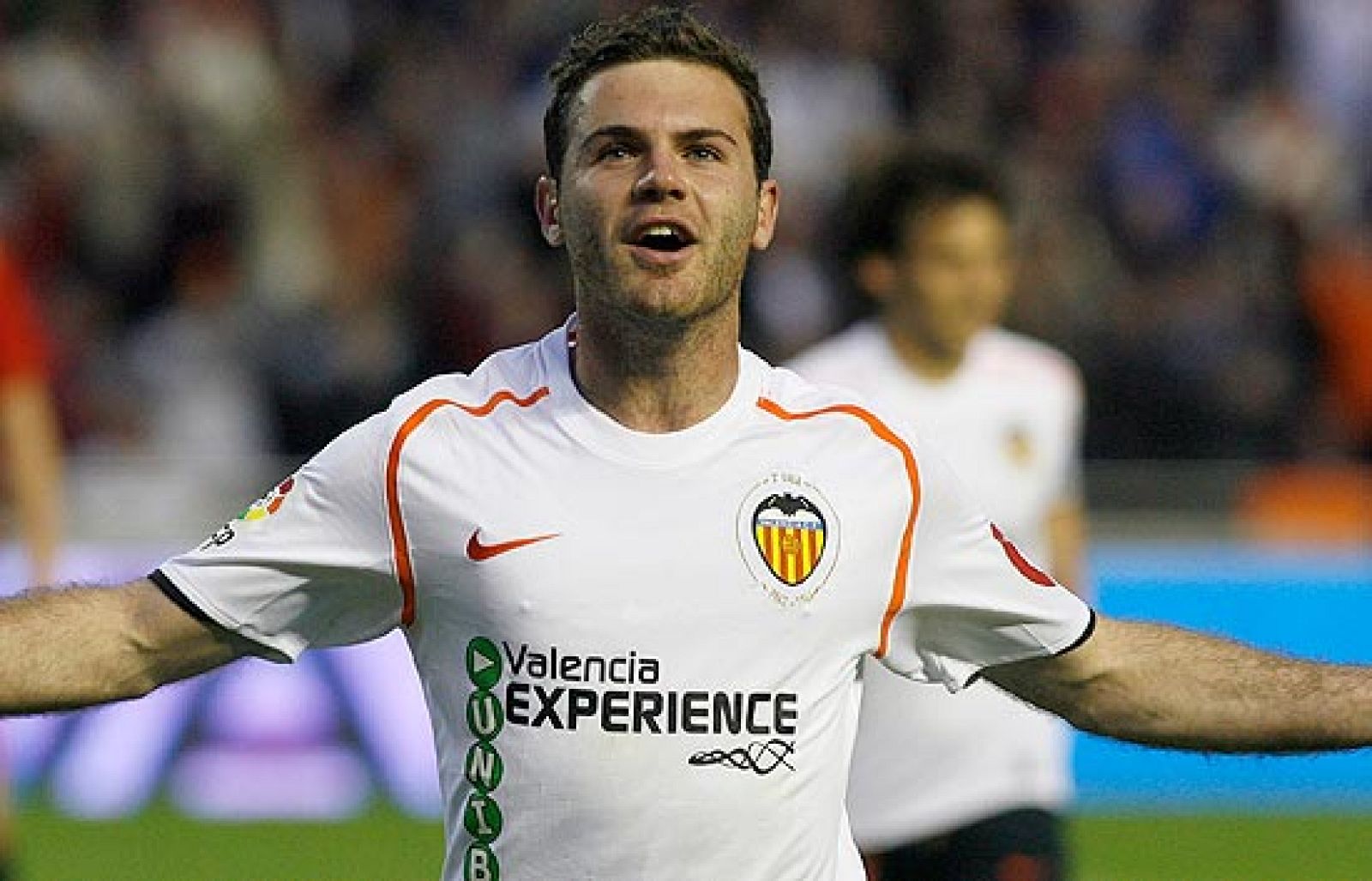 El presidente del Valencia se ha reunido este viernes con el padre y representante del jugador. Manuel Llorente ha asegurado que Juan Mata es intransferible y ha aplazado su renovación hasta que haya estabilidad accionarial en el club.