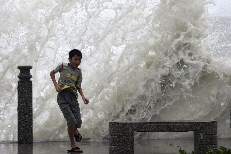Un muerto y cien desaparecidos tras una tormenta tropical en China