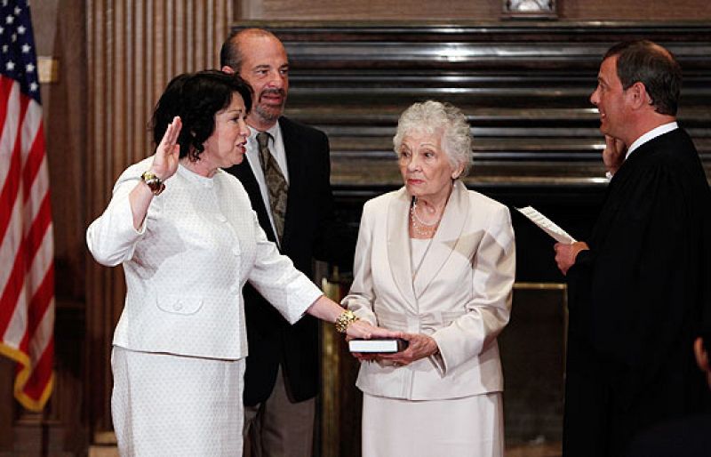 Sonia Sotomayor jura su cargo como primera hispana magistrada del Supremo de EE.UU.