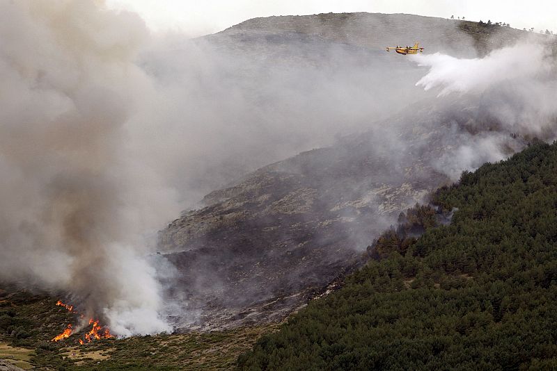 Varios medios aéreos trabajan en Ávila para apagar un fuego causado por un rayo