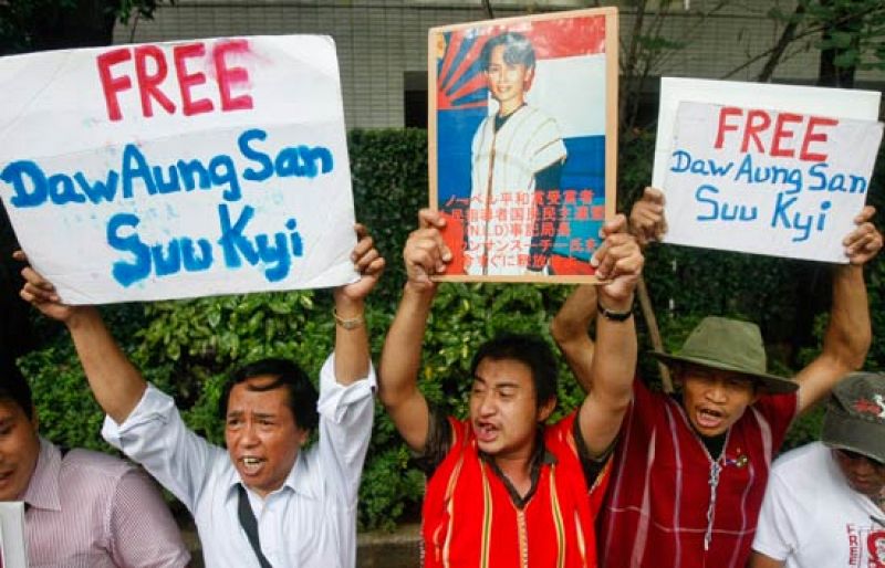 Condenan a 18 meses de arresto domiciliario a la disidente birmana Aung San Suu Kyi