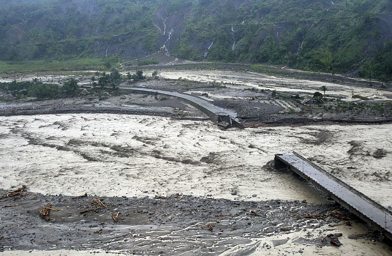 Más de 600 personas se encuentran sepultadas bajo el lodo tras el paso del tifón Morakot por Taiwán