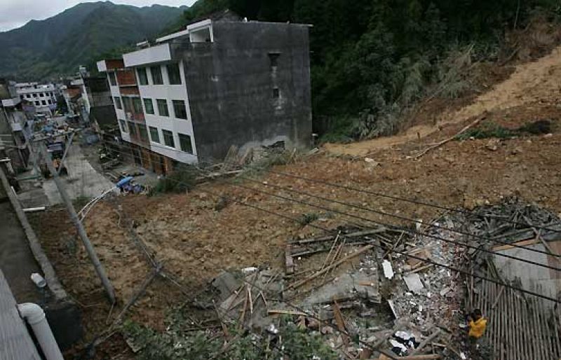 Encuentran vivas a las más de 700 personas sepultadas por un alud de tierra en Taiwan