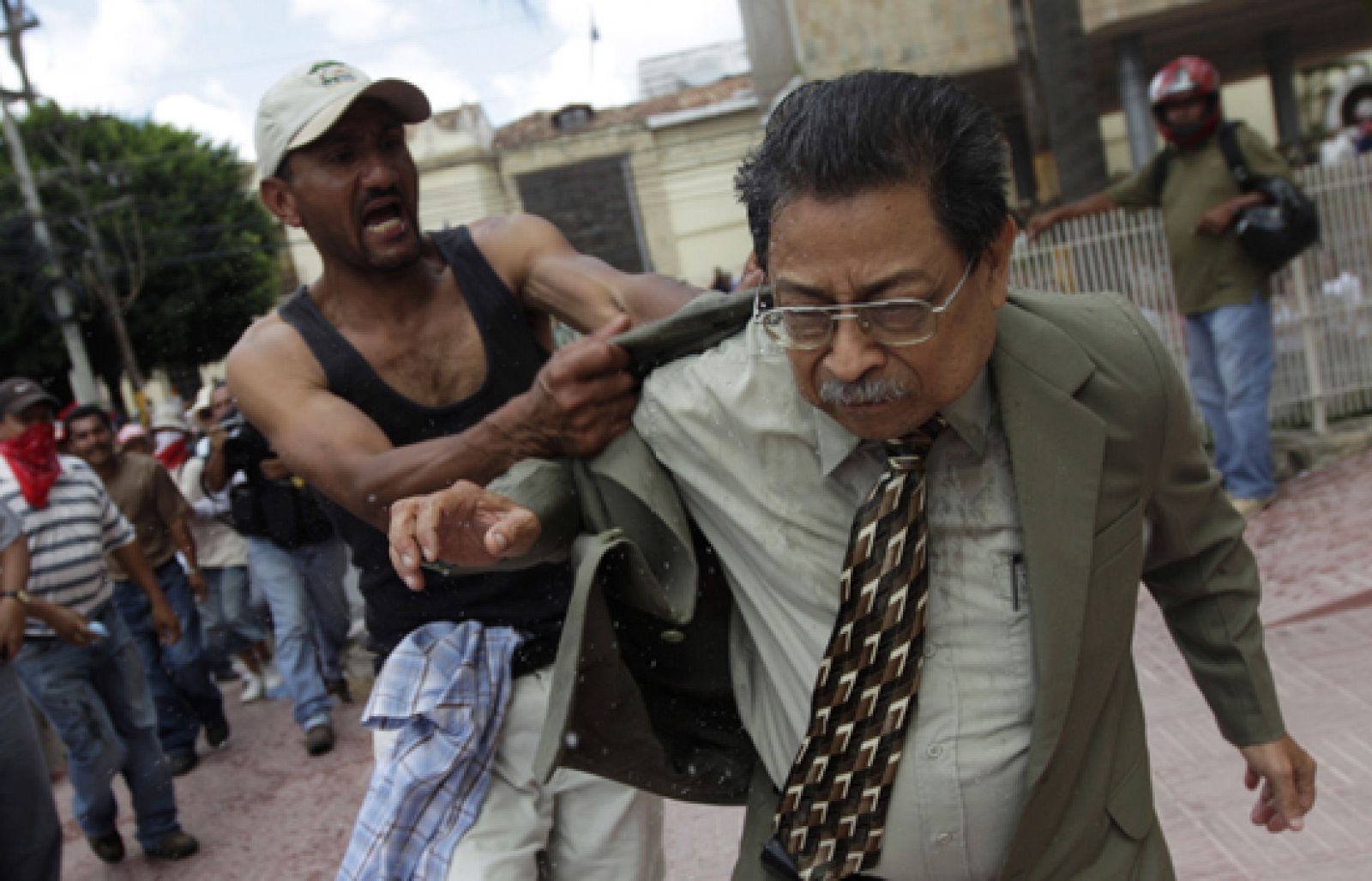 Manifestantes pro-Zelaya agreden al vicepresidente del Parlamento de Honduras.