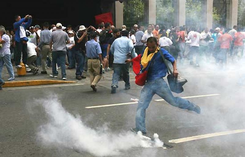 El Parlamento venezolano discute la nueva ley educativa en medio de incidentes callejeros