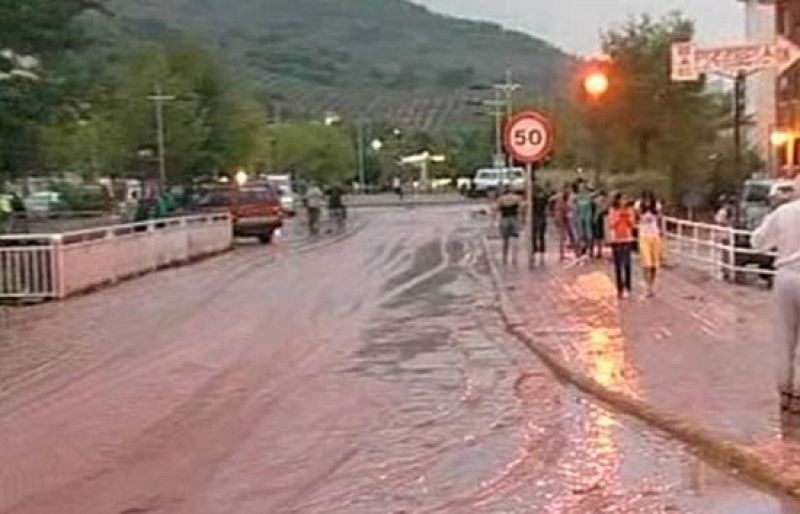 Una tromba de agua deja fuertes inundaciones y destrozos en la provincia de Jaén
