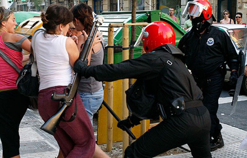 Incidentes en San Sebastián al impedir la Ertzaintza una manifestación en favor de los presos de ETA