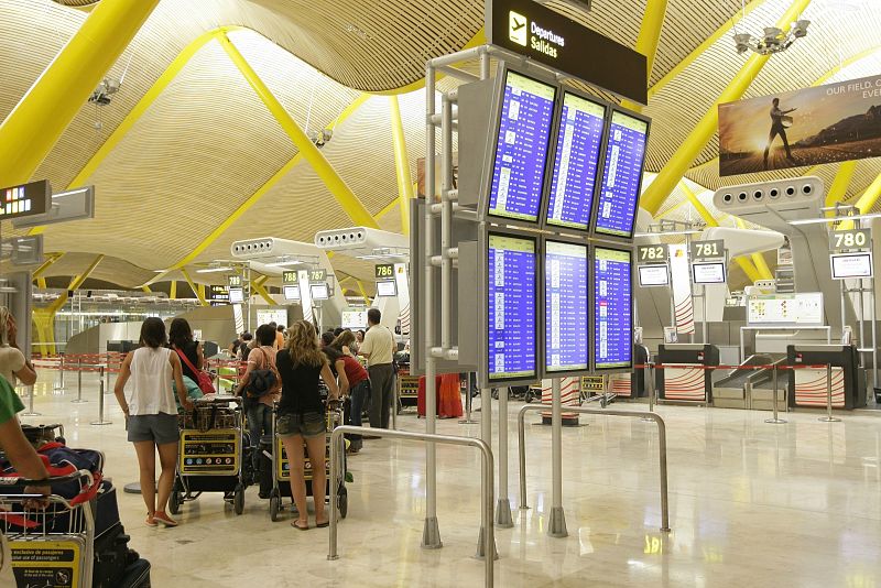 El aeropuerto de Barajas recupera la normalidad tras el apagón en la T-4