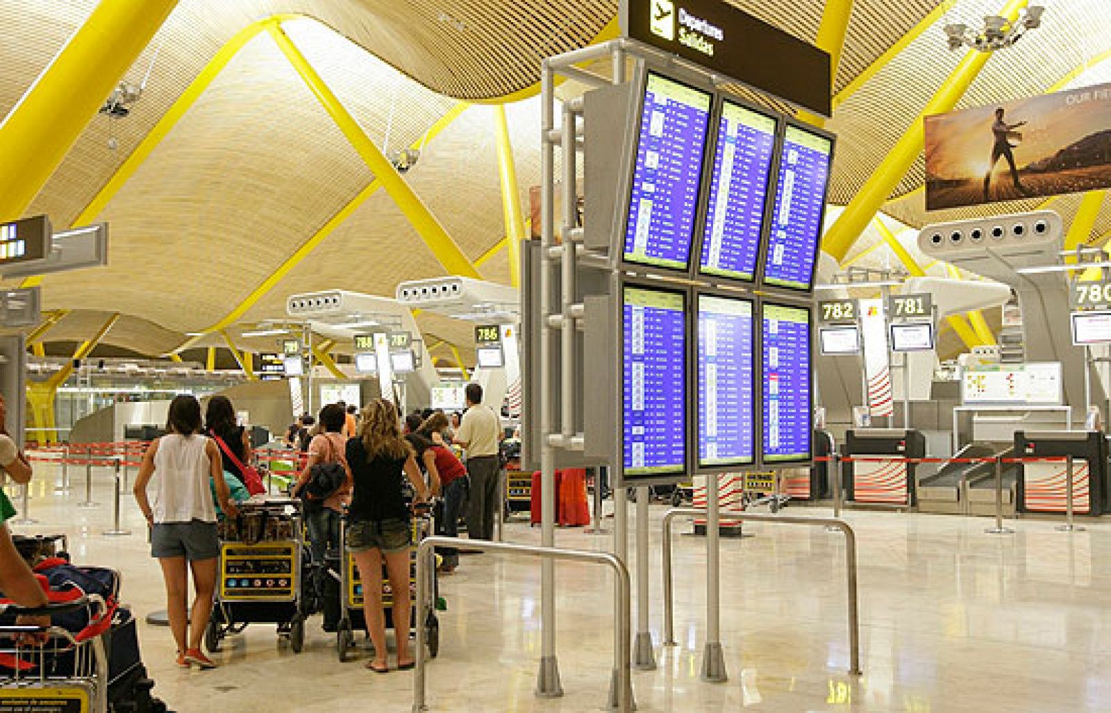 Investigan las causas del apagón en la T-4 de Barajas