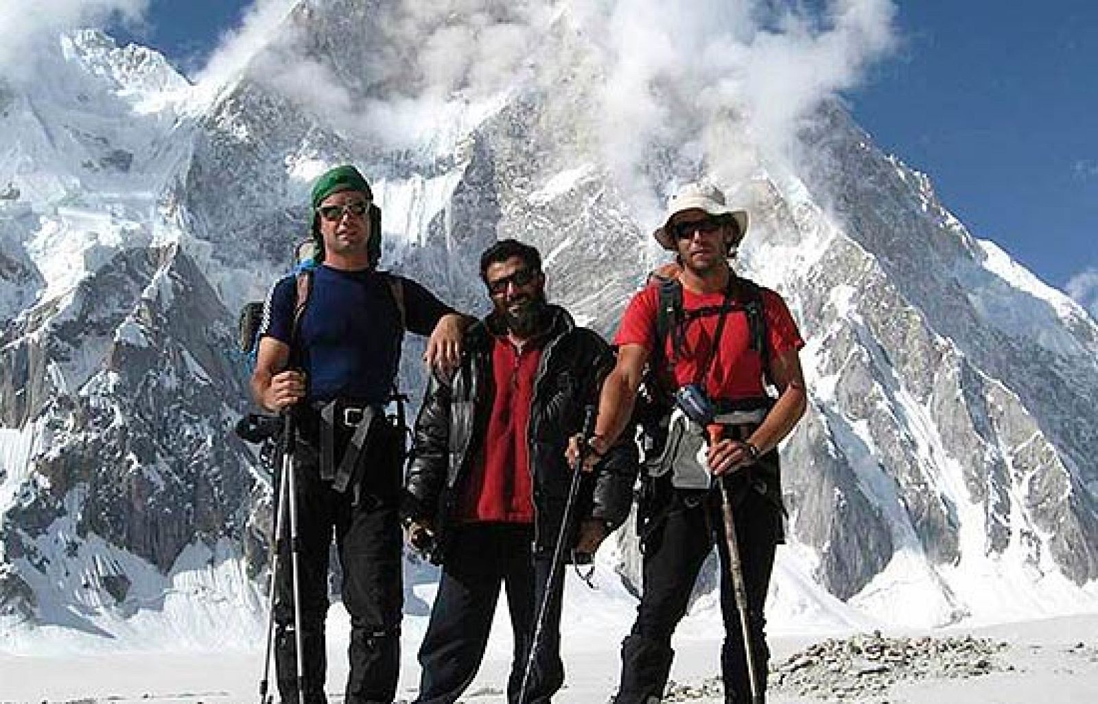 El mal tiempo ha obligado a suspender el rescate de Óscar Pérez, el alpinista español atrapado en el Latok II. El secretario de Estado para el Deporte, Jaime Lissavetzky, ha anunciado que le entregarán la medalla al mérito deportivo.