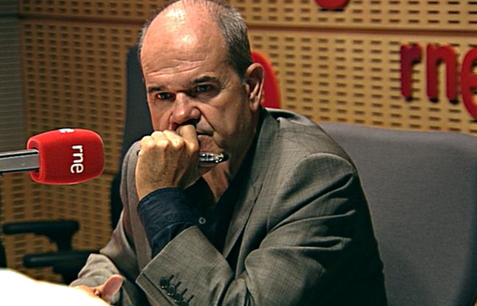 El vicepresidente tercero del Gobierno y ministro de Política Territorial, Manuel Chaves, ha instado al PP a que dé nombres y apellidos de los dirigentes que, tal y como dice este partido, son espiados y víctimas de escuchas ilegales.