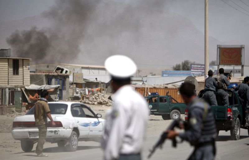 Al menos doce muertos y medio centenar de heridos en un atentado contra la OTAN en Kabul