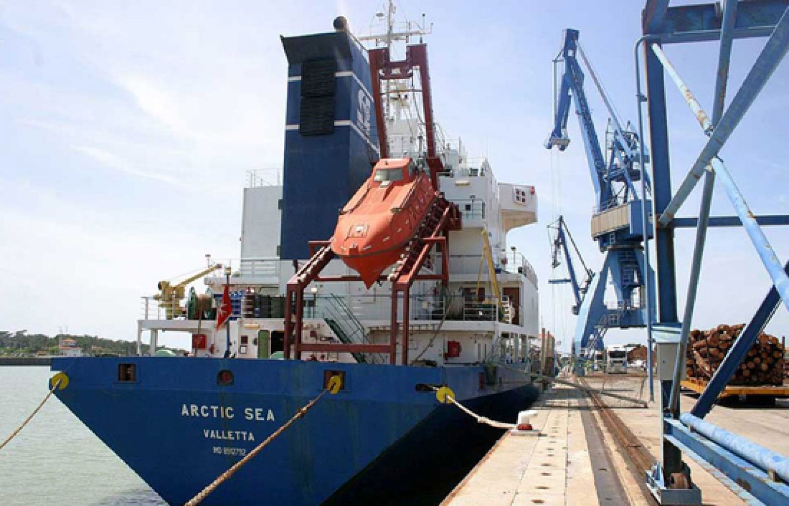 El buque de carga 'Arctic Sea' fue secuestrado por ocho piratas | Ver