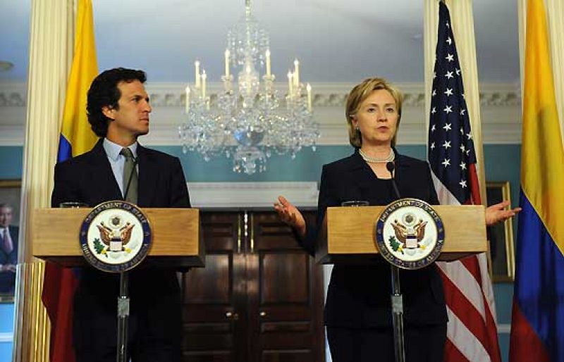 Clinton asegura que el acuerdo militar respeta la soberanía de Colombia
