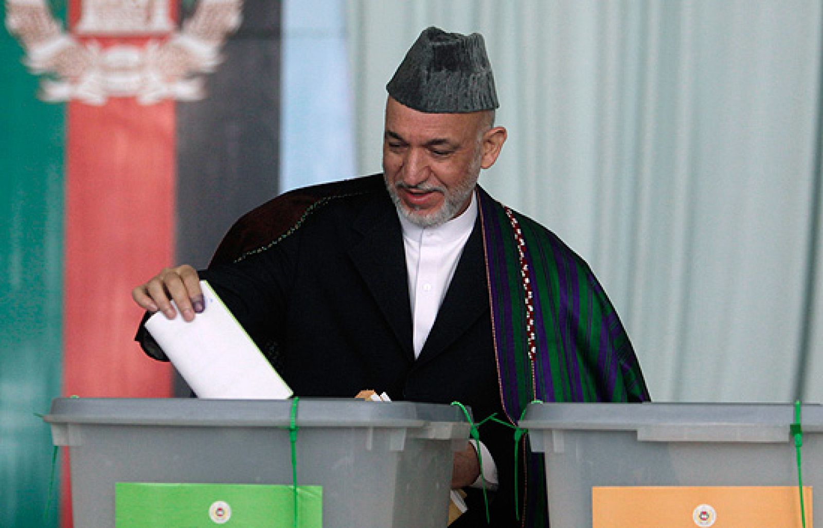 El presidente afgano, Hamid Karzai, ha sido este jueves el primero en votar.