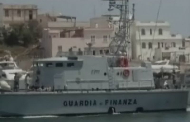 Tercer desembarco de inmigrantes en Italia, donde se investiga la posible muerte de 73 de ellos