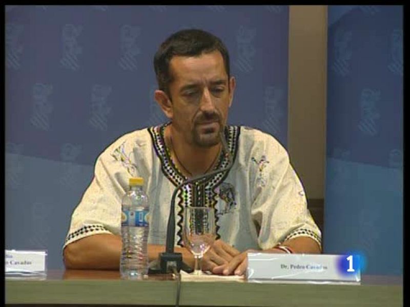 Dos vigilantes velan por la intimidad del primer trasplantado de cara a la puerta de su habitación