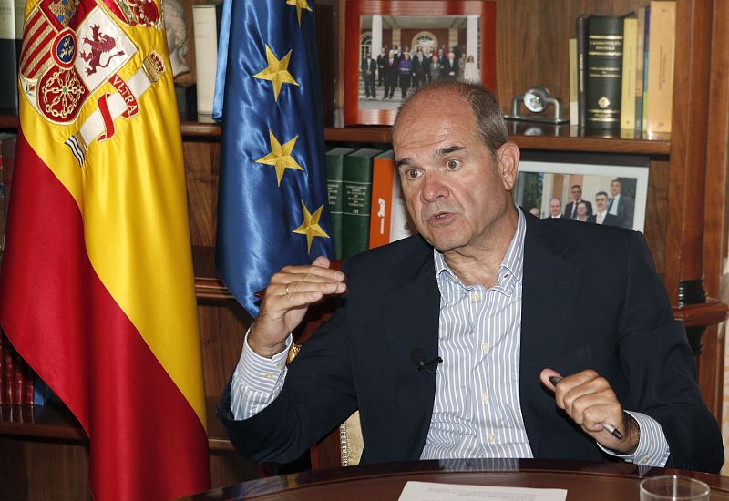 Chaves: "Vamos a tener meses duros" aunque la crisis casi "ha tocado fondo"