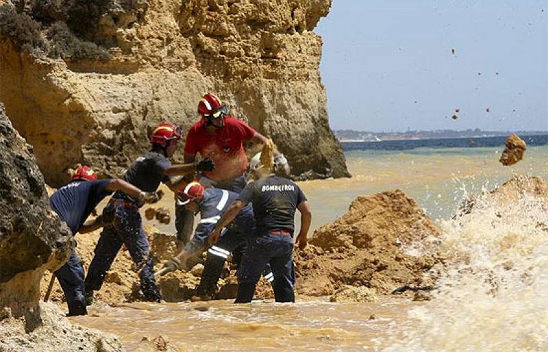Ascienden a cinco los muertos en un desprendimiento de rocas en una playa del Algarve