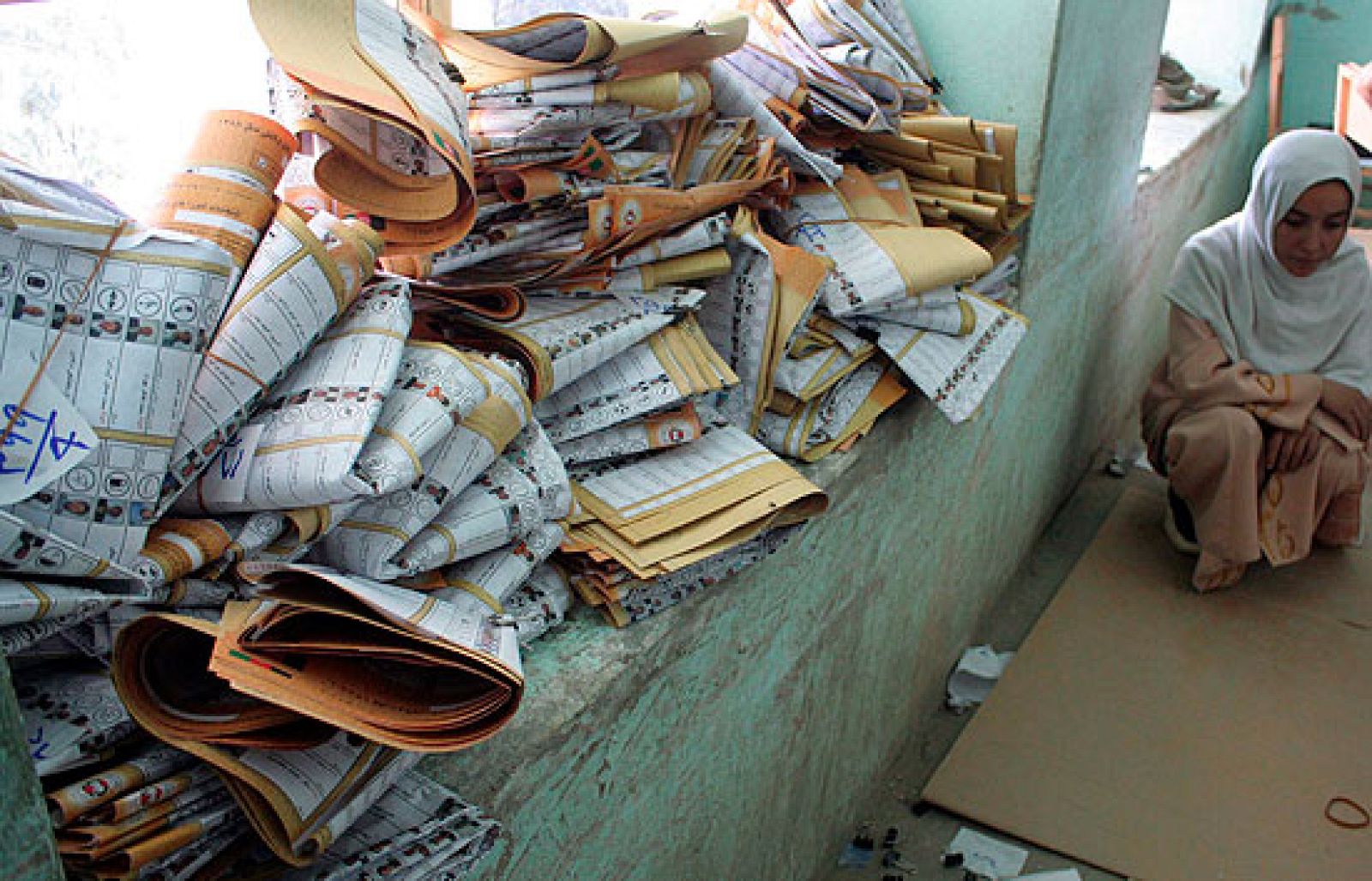 En Afganistán no hay datos definitivos de la participación en las elecciones de ayer pero el actual presidente, Hamid Karzai, y su principal rival, Abdullah Abdullah, ya se han autoproclamado vencedores.