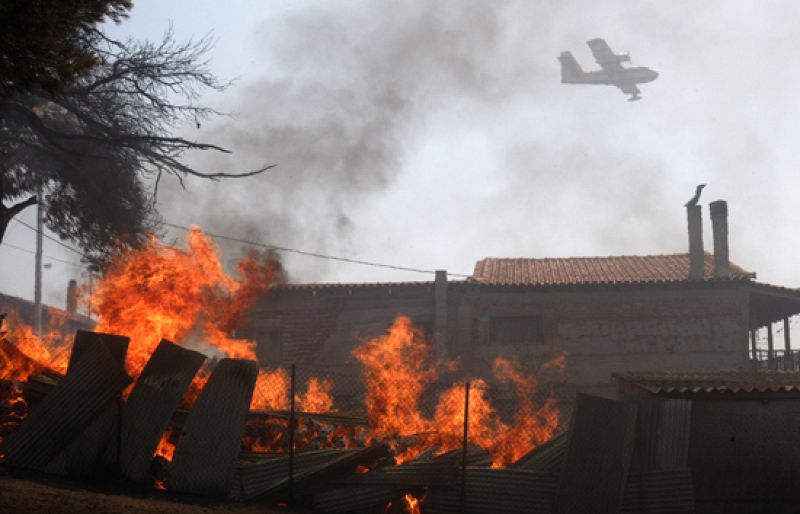 Grecia impone el estado de emergencia por un incendio fuera de control