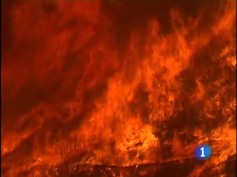 El incendio de Atenas sigue sin control y ha quemado ya 20.000 hectáreas