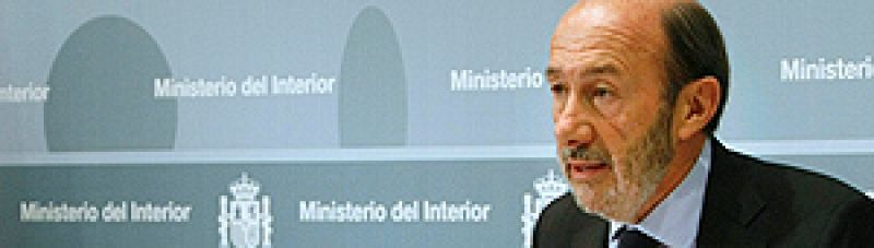 El Congreso decide este martes si comparecen De la Vega y Rubalcaba sobre la "persecución" al PP