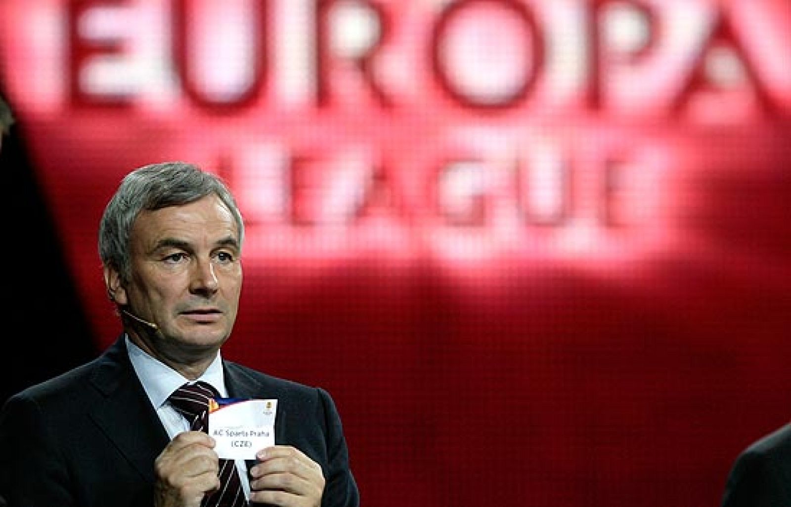 Este viernes se ha celebrado el sorteo de la fase de grupos de la Liga Europa. El Athletic se enfrentará al Werder Bremen, el Austria de Viena y el Nacional Madeira. El Valencia se medirá al Génova, al Slavia de Praga y al Lille, mientras que el Vil