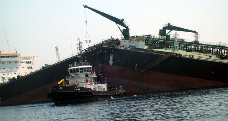Un barco petrolero sin carga se parte en dos cerca del canal de Suez