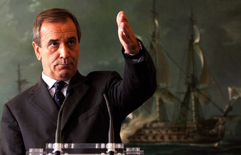 Alonso califica a Rajoy de "insolidario" por su oposición a la subida de impuestos