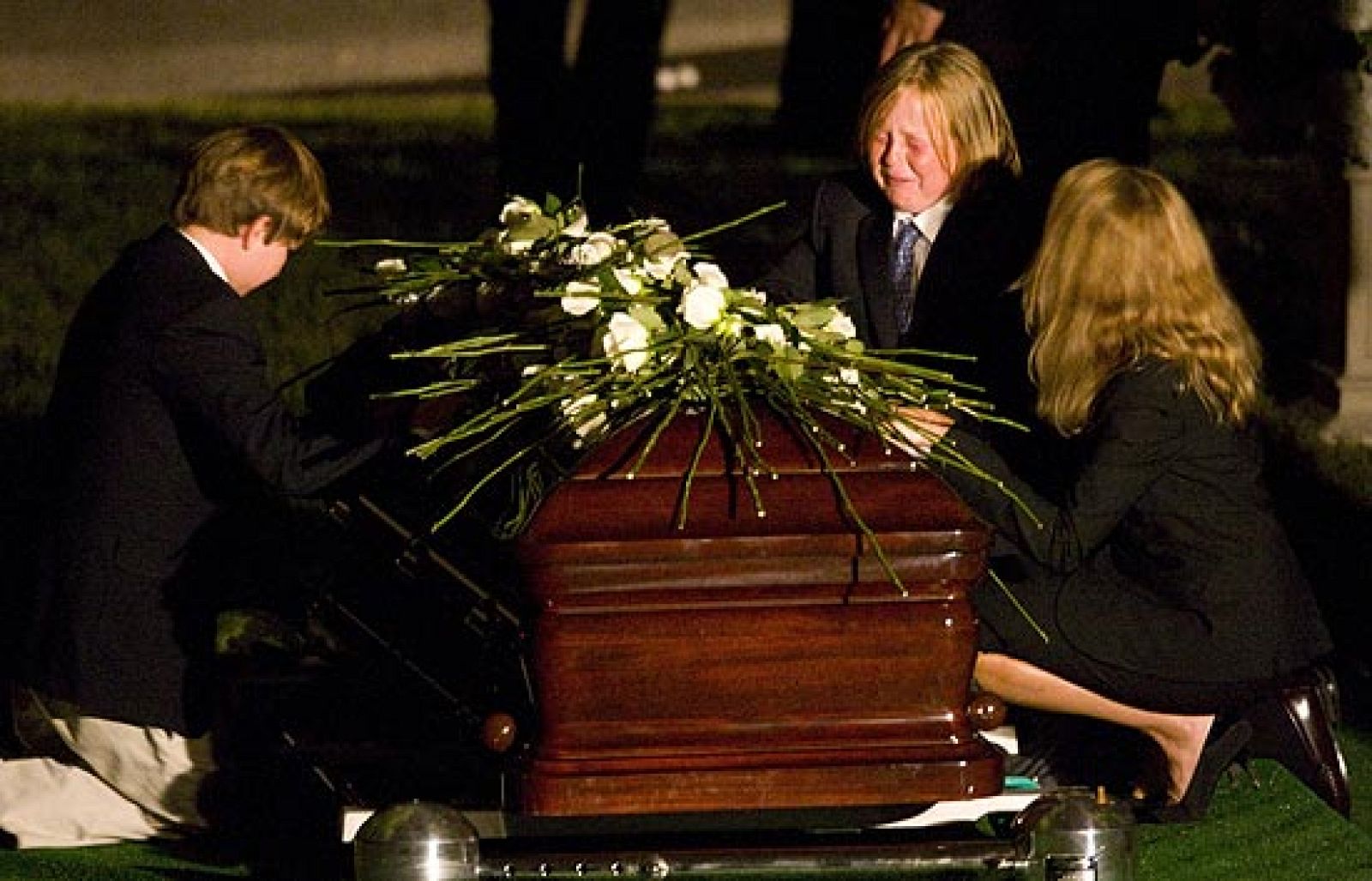Ted Kennedy ya descansa junto a sus hermanos en el Cementerio Nacional de Arlington | Ver