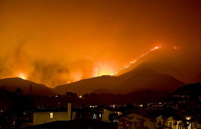 El incendio de Los Ángeles triplica su tamaño en 24 horas y obliga a desalojar 4.000 viviendas