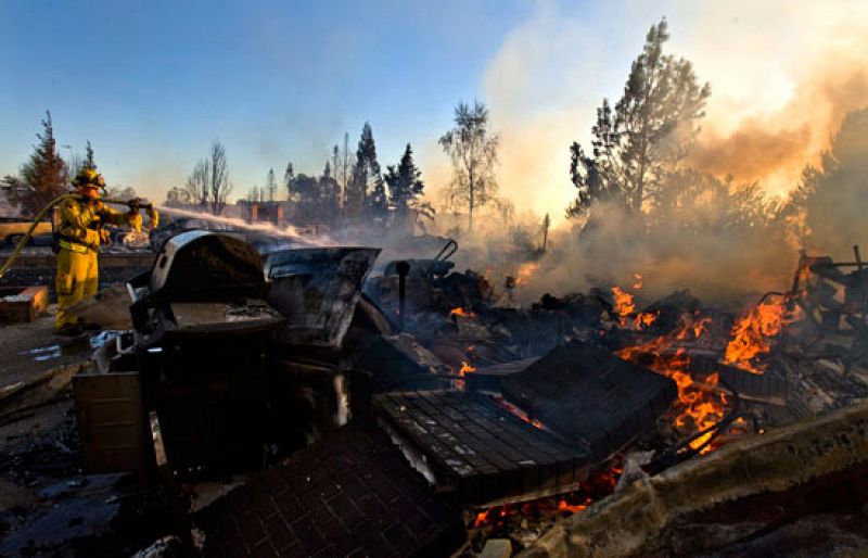 El incendio de California sigue fuera de control y ha destruido ya más de 34.000 hectáreas