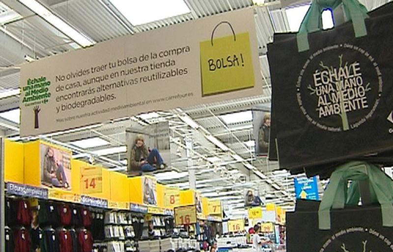 Carrefour deja de repartir bolsas de plástico de un sólo uso