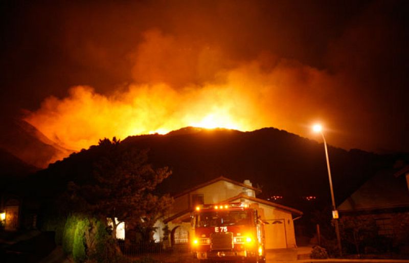 El fuego amenaza a 12.000 viviendas de Los Ángeles y destruye otras 53