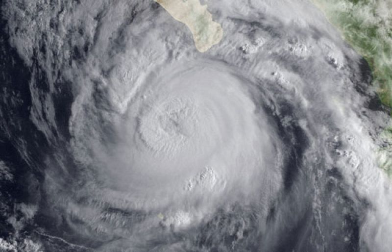 'Jimena' golpea la costa mexicana de Baja California y baja de intensidad