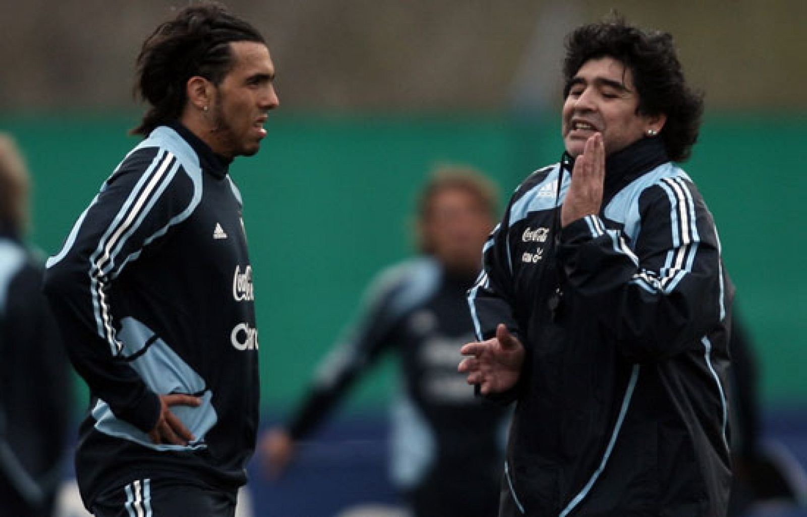 Tévez gana la partida a Agüero | Ver