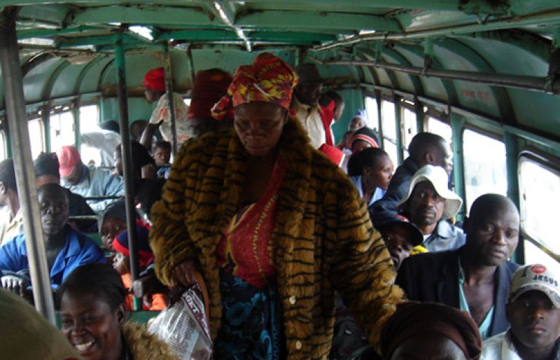 En Portada. Viaje a la finca de Mugabe